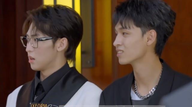 关晓彤|关晓彤穿短裙无毯子遮盖，还坐在秦霄贤旁边，救场坐姿尽显高情商