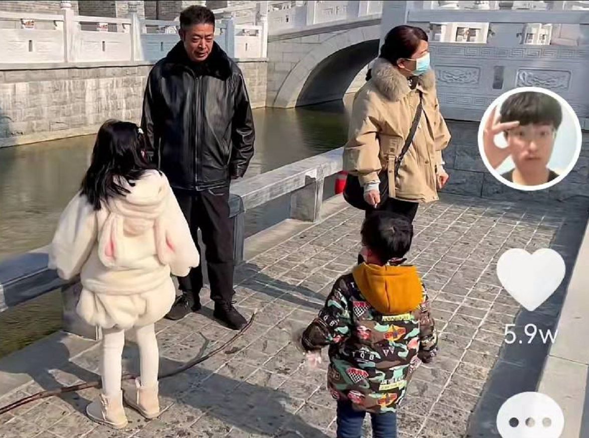 杨丞琳|姚威陪父母出游：虽然河南的天气很冷，但对许敏来说却是冬日暖阳