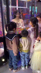 时尚炫点 这样的睡姿我还是第一次见，旁边的乘客头已经无处安放了，好尴尬！！！