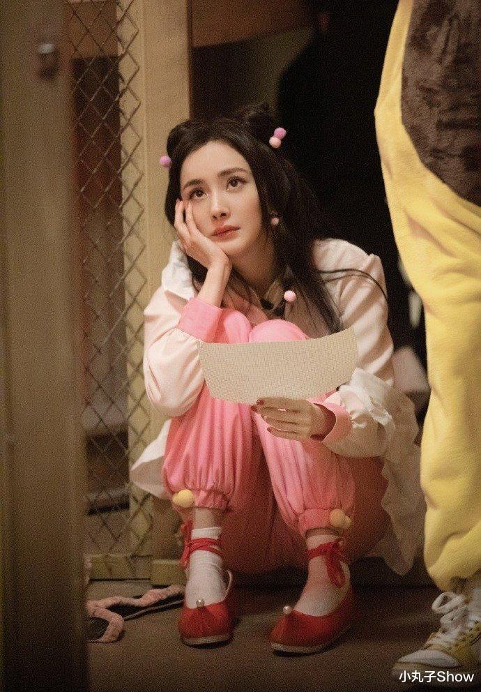 杨幂|35岁杨幂白色围裙COS女仆，哪吒头俏皮赛少女，高鼻梁秒变立体脸