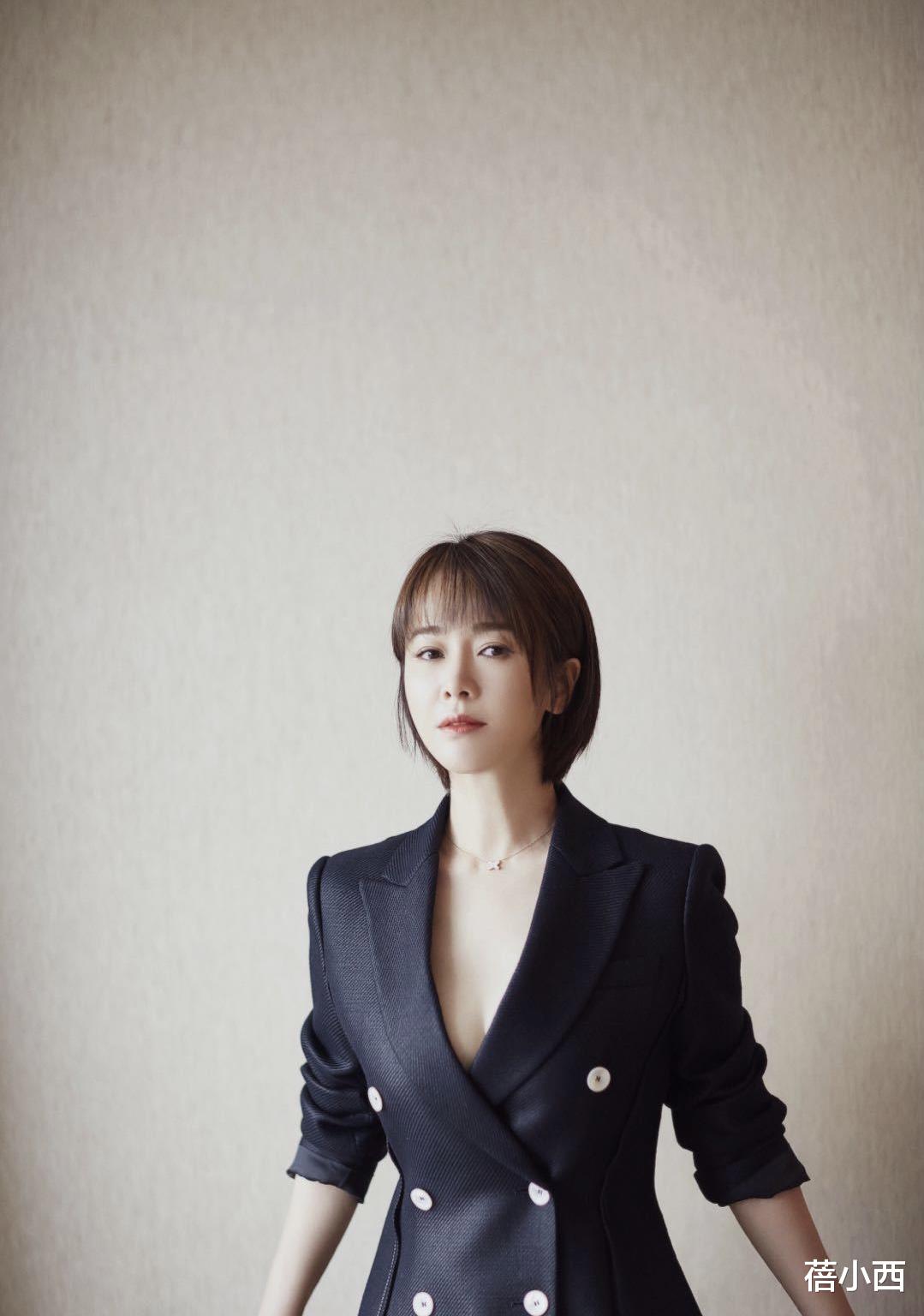 发型|左小青的身材顶呱呱，“真空”穿西装裙配妹妹头，宛如女团尤物