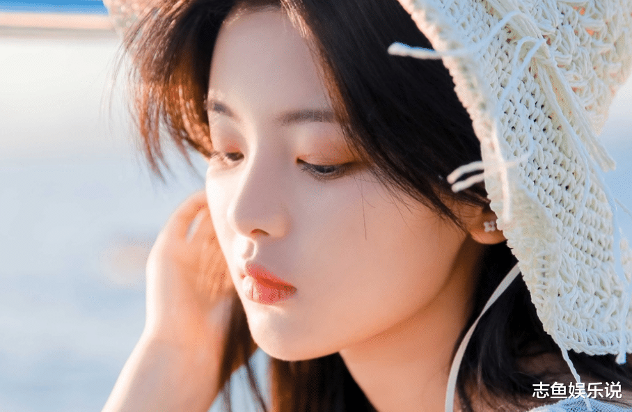 杨超越|杨超越确实挺有意思,性格也挺好的,主要是很接地气