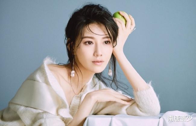 杨紫|杨紫离开欢瑞“一姐”位置空缺，八位小花争上位，矮子里面拔高个