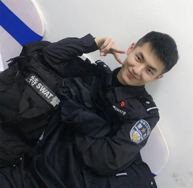 制服|白敬亭「59cm公狗腰」，陈伟霆的「鲨鱼线」，才是内娱帅哥的正确打开方式