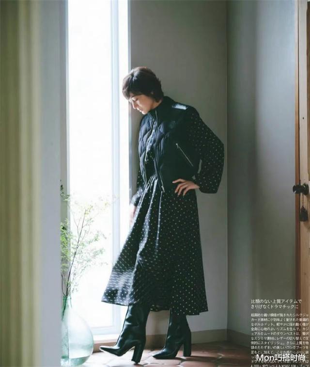 Mon巧搭时尚 又被52岁的富冈佳子惊艳到,穿搭简约却很实用,照着穿气质又高级