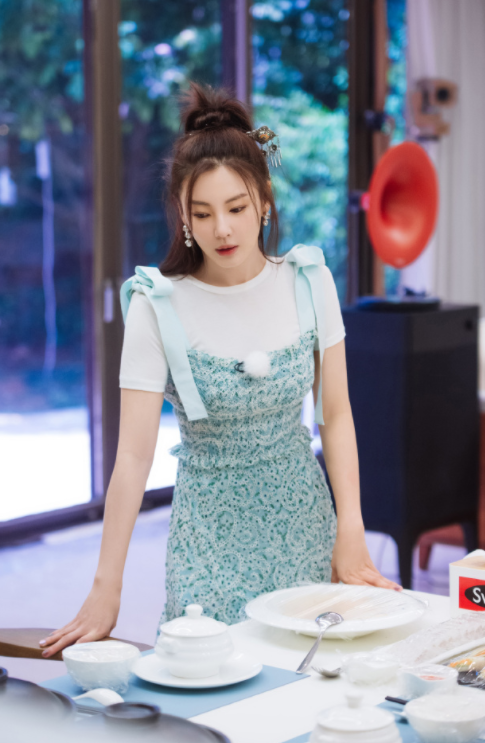 何有强 34岁的张雨绮好会穿,皮衣搭配印花红裤,00后看了都得服气!