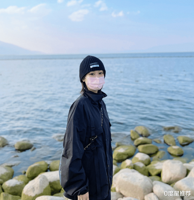 杨紫|有种“敢穿”叫减肥后！杨紫白裙只靠两根细带吊着，天鹅颈秀出惹人叹