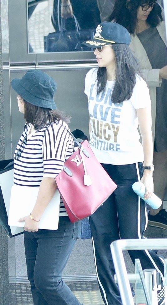 刘德华|章子怡跟继女逛街被拍，素颜枯黄干瘦，俨然一个老阿姨了