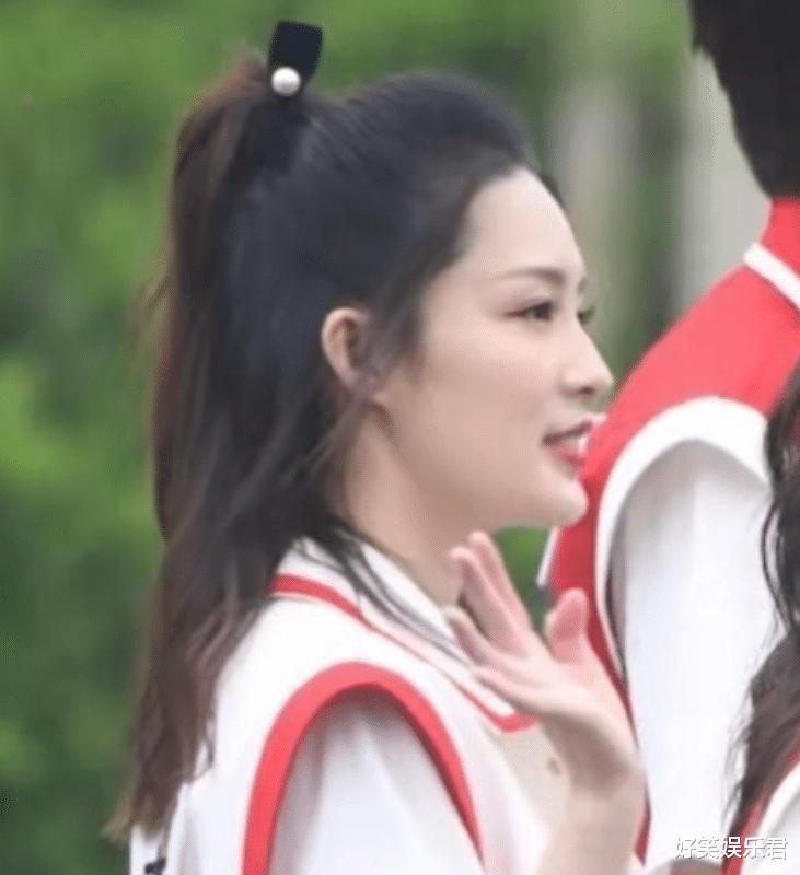 蔡徐坤|《奔跑吧9》下血本！请来四大女神同台，我却在意蔡徐坤的挑染发色