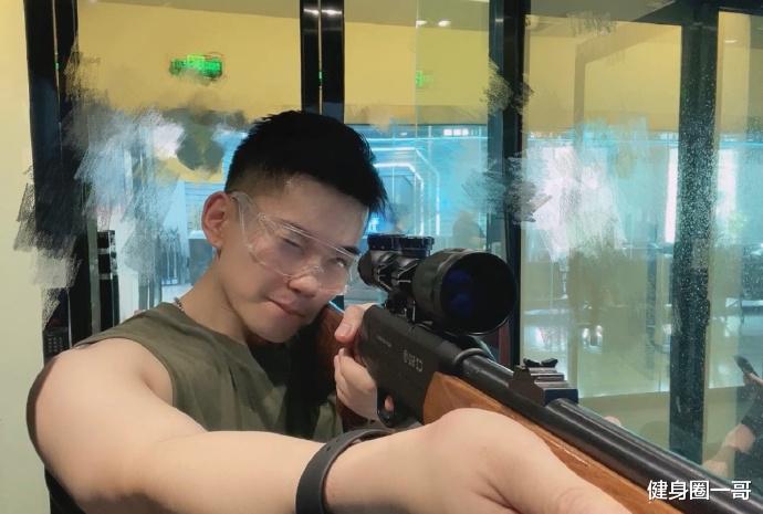 健身圈一哥 27岁肌肉大男孩，用超自律的健身撸铁，打造自由生活和健壮体魄！