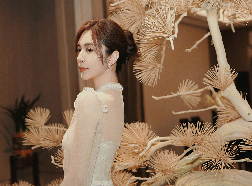 何有强|王晓晨又美出圈了，一袭裸色纱质连衣裙浪漫温柔，美得高级洋气