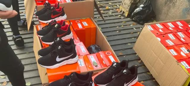 麻小薯世界 实拍江苏一街道卖耐克鞋，老板大喊：20元一双，都是真货