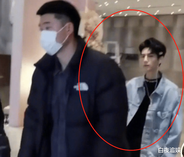 罗云熙|32岁罗云熙瘦到脱相，路人视角下的腿吓到网友，小身板哪像成年人