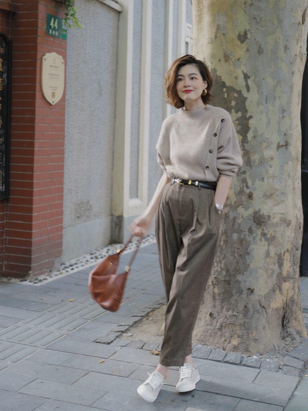 何有强 秋天还在穿黑白配？今年流行“大地色”，让你轻松穿出不俗气质