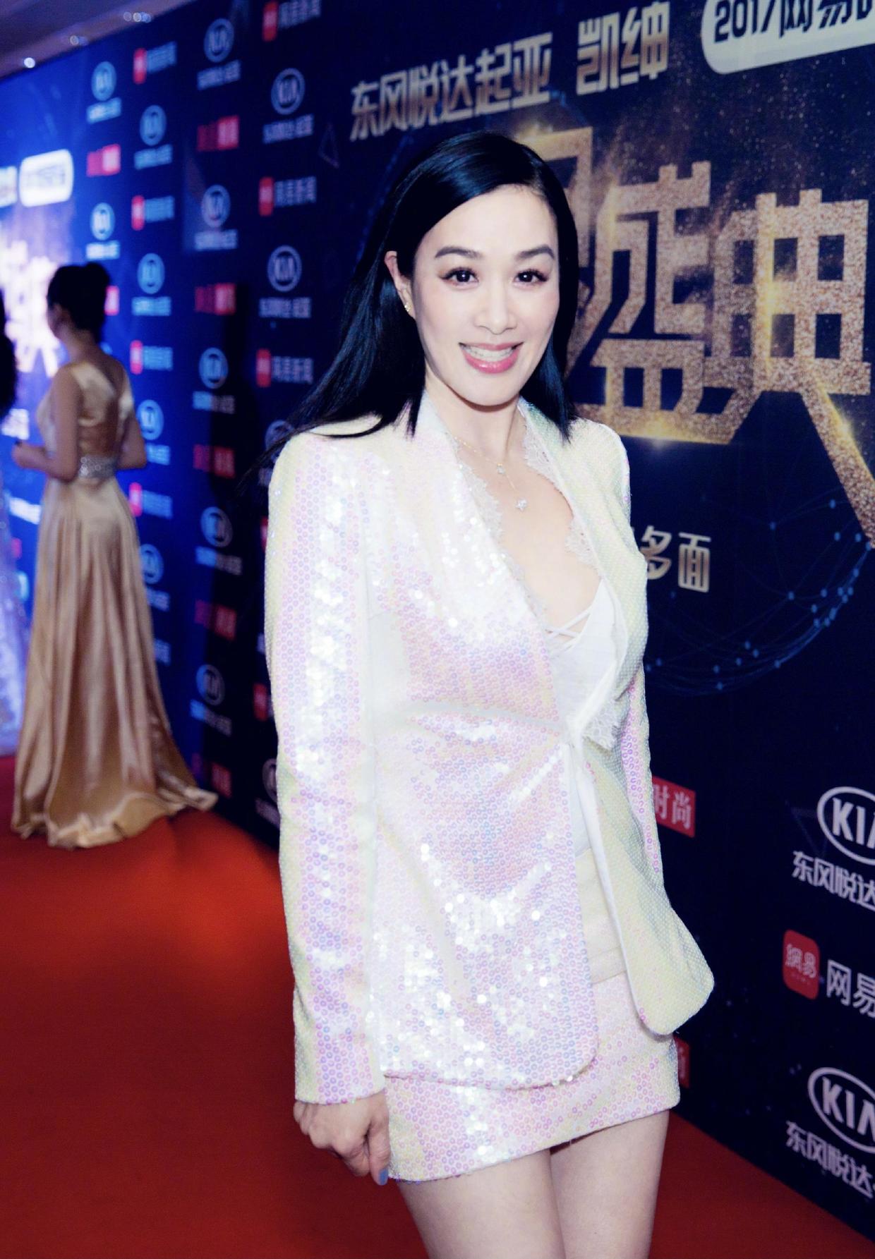 钟丽缇|钟丽缇和张伦硕亮相活动，穿一袭灰色抹胸礼服裙，展现优雅气质范