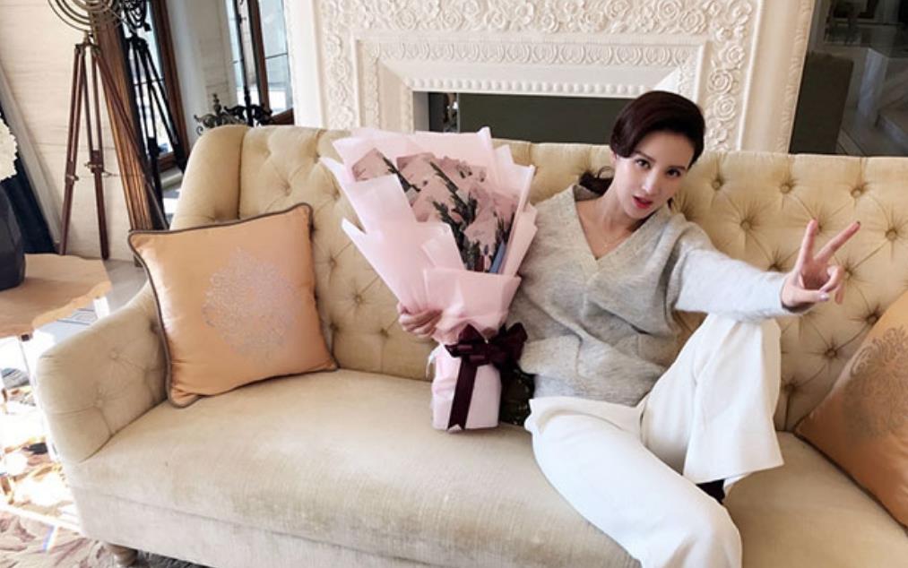 晒晒张萌的家，欧式沙发后做的精致石膏线壁炉，看着也太豪华了