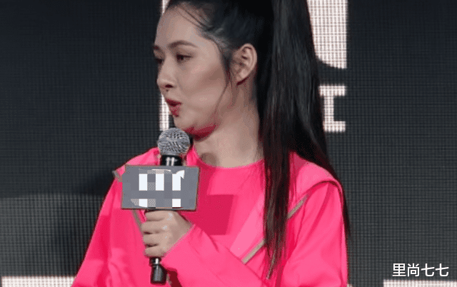 郭碧婷|向华强留台陪儿媳溜娃，请俩保姆却亲自抱娃，郭碧婷打扮太邋遢