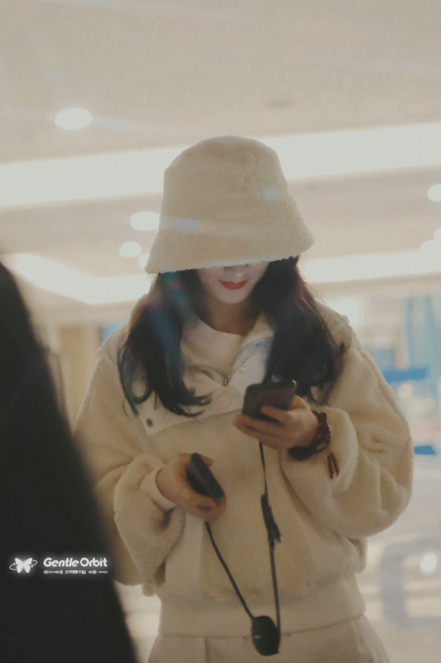 时尚风行派 赵丽颖风格定位太准了!穿泡泡袖长裙仙气十足,尽显优雅大女主范