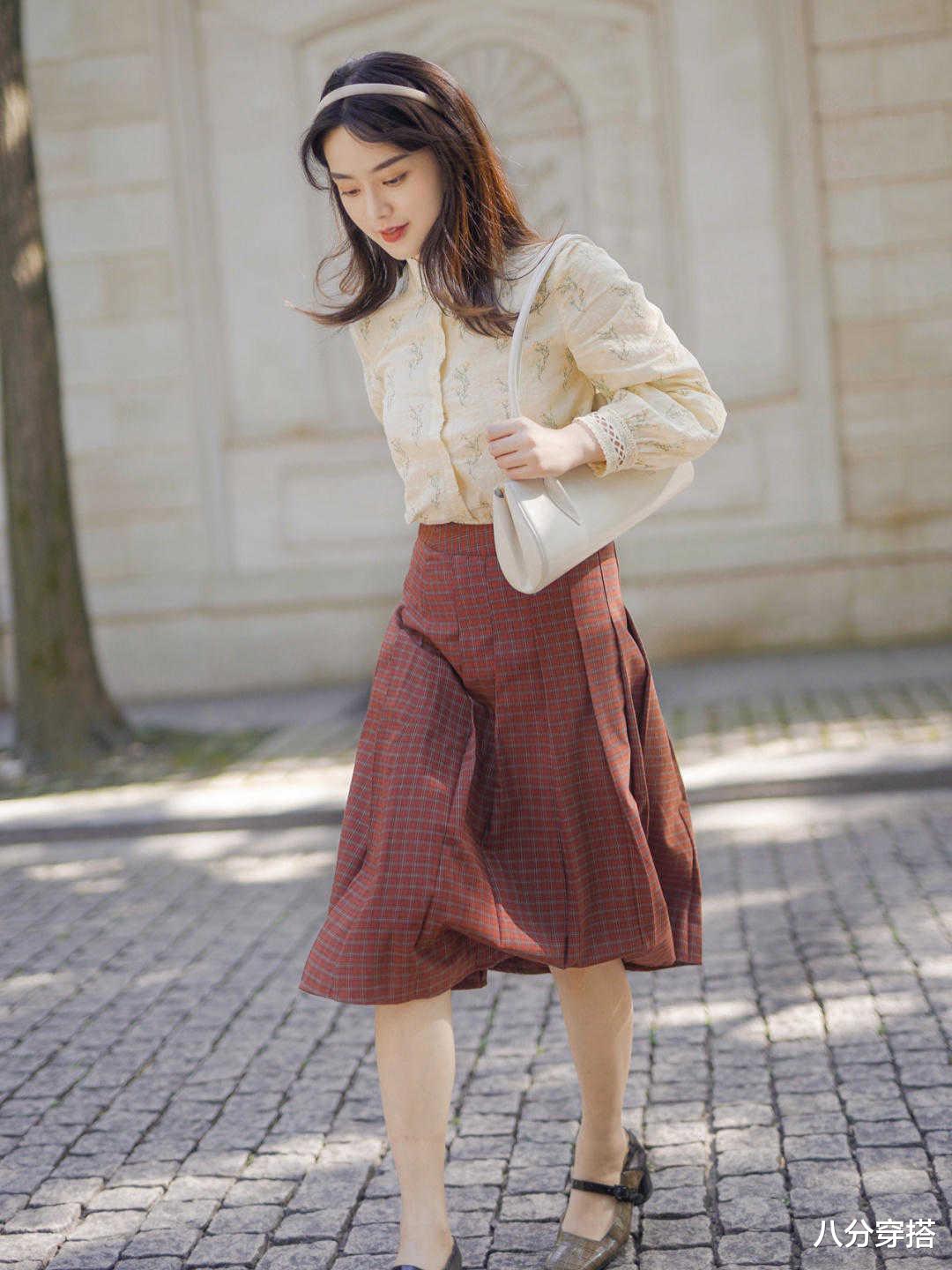 八分穿搭|秋天，衬衫的“高级穿法”是这样的，搭配西裤知性干练，洒脱利落