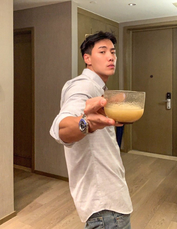 健身圈一哥|漂亮公狗腰，一身腱子肉，帅哥只和帅哥玩！