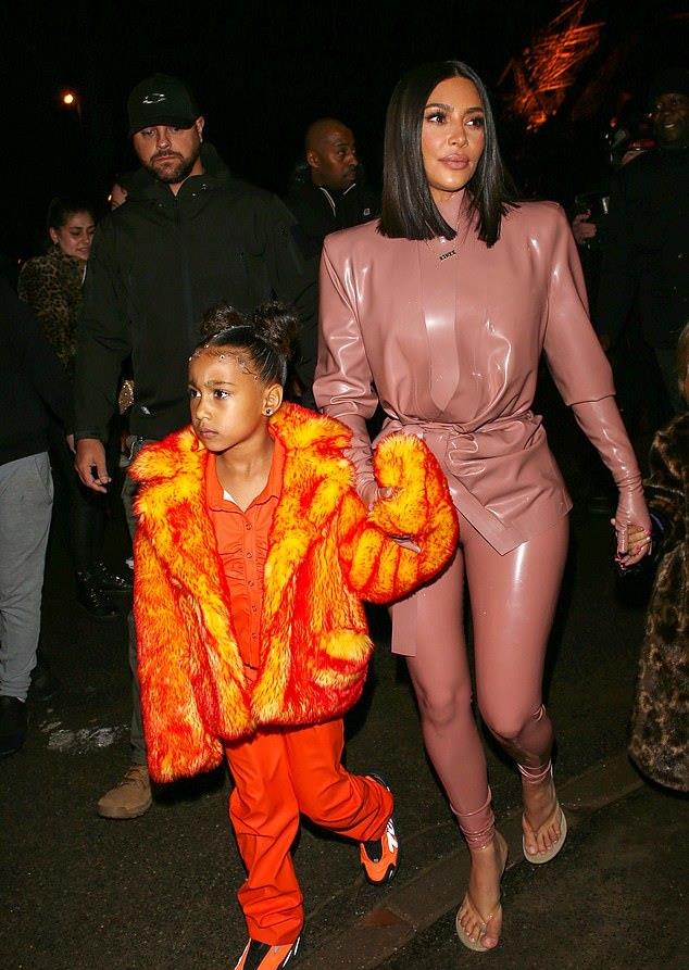 金·卡戴珊|直播金·卡戴珊躺床后，8岁西北又炫耀满柜豪华手包，“都是我的”