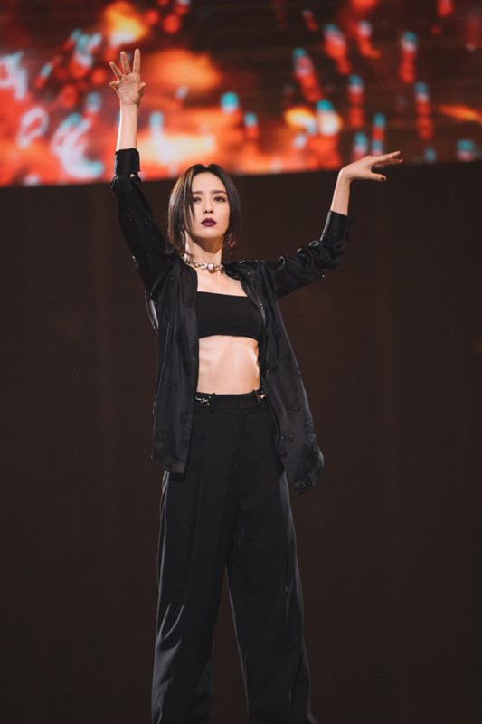 猫姐穿搭经 佟丽娅“剪短头发”反而更年轻，女团风打扮跳舞，让我认了10分钟