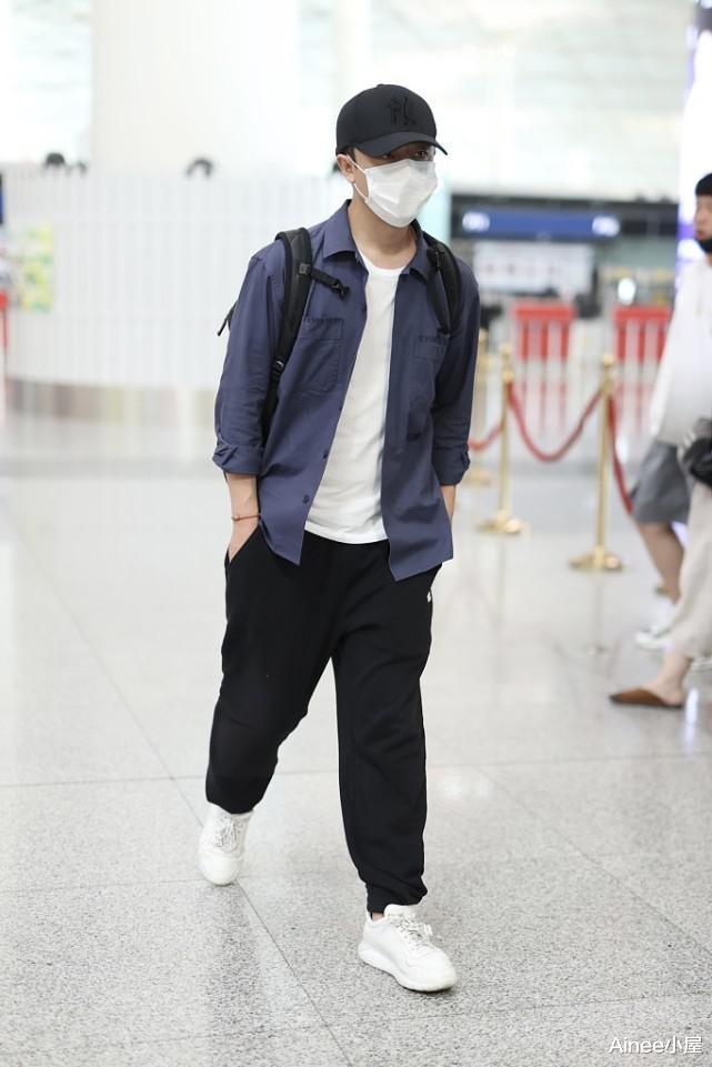 Ainee小屋|黄轩肉嘟嘟不算瘦，1米77穿宽松休闲裤，可惜有点给比例拉后腿