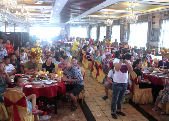 安妈育儿日|为儿子举办升学宴，通知亲友却一个都没来，网友纷纷站队亲友