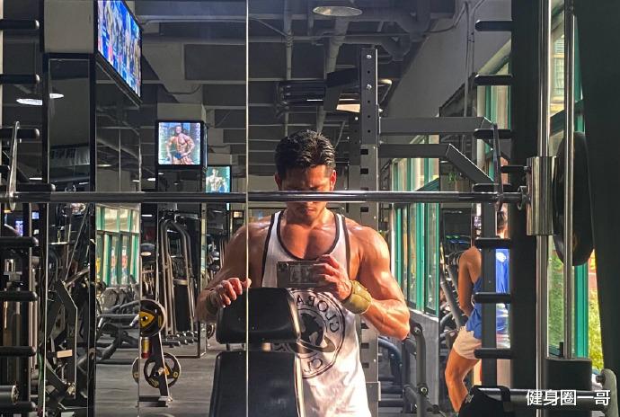 健身圈一哥 英俊脸庞名媛胡须，腹肌像搓衣板，一身黝黑色肌肤，这爷们真酷！