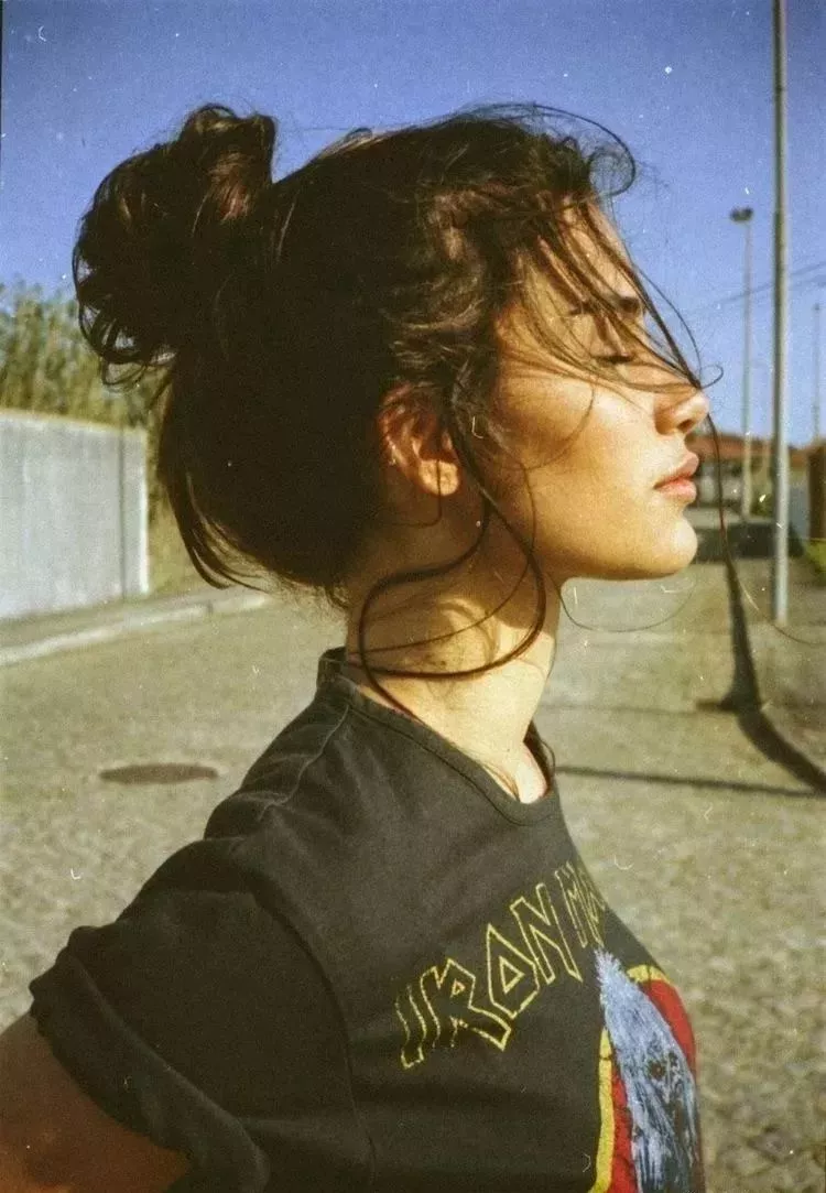 半丸子头|「丸子头」总扎不好？还显脸大？学会这几个扎发小技巧，立刻脸小一圈！