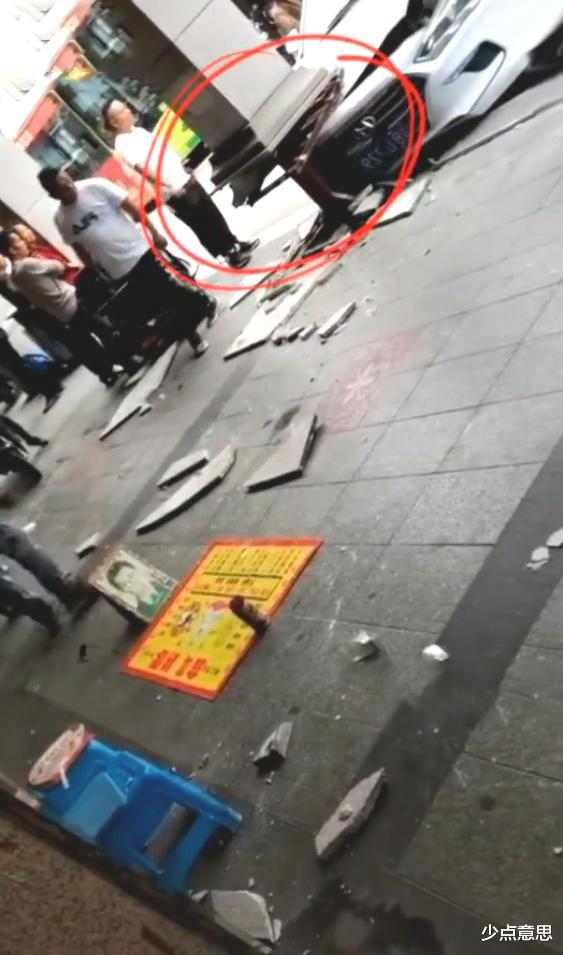 知道太多?广东一女司机启动车辆,直接撞向算命佬旁边柱子