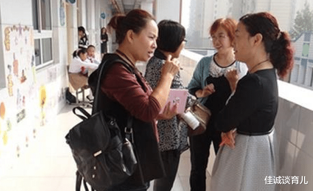 佳诚谈育儿 “妈妈我难受”，放学后3岁女儿紧抓着裤子，妈妈脱下后当场报警