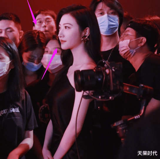 天果时代|景甜活动生图曝光,身穿露肩裙秀白皙肤色,却被鞋子毁美感