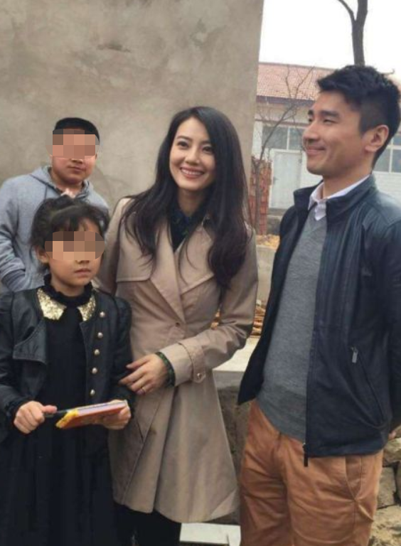 于谦|52岁于谦在农家小院做饭！被烟熏得满脸通红，脖子上大玉坠太抢镜