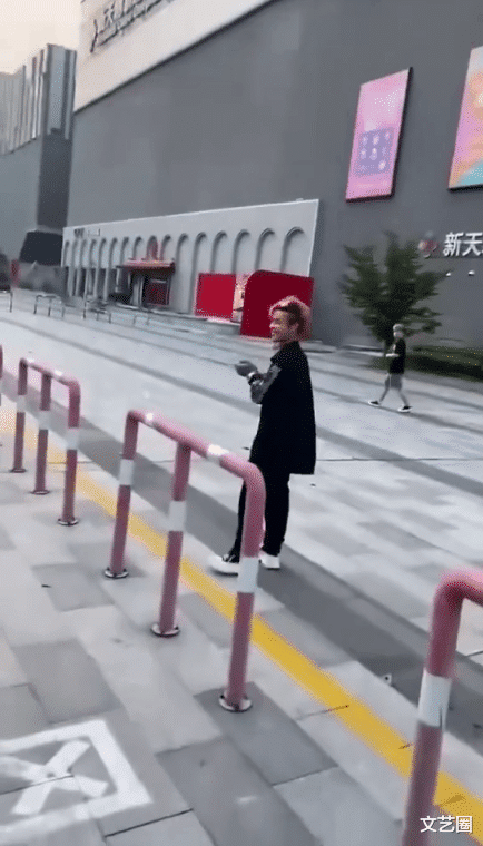 殷世航|殷世航外出被偶遇，穿6cm厚底增高鞋身材五五分，拍摄者透露其身高一米五