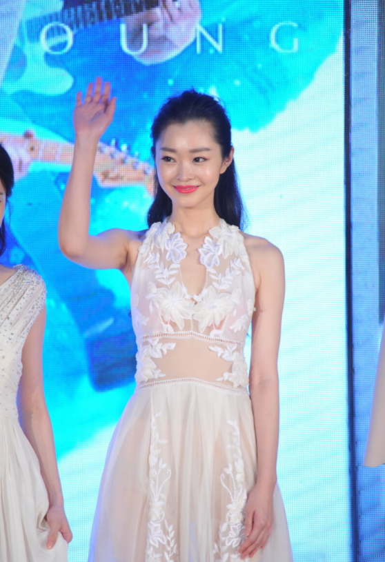 何有强|宋轶出演《赘婿》女主角翻红，身穿一袭白色吊带裙亮相，高贵优雅