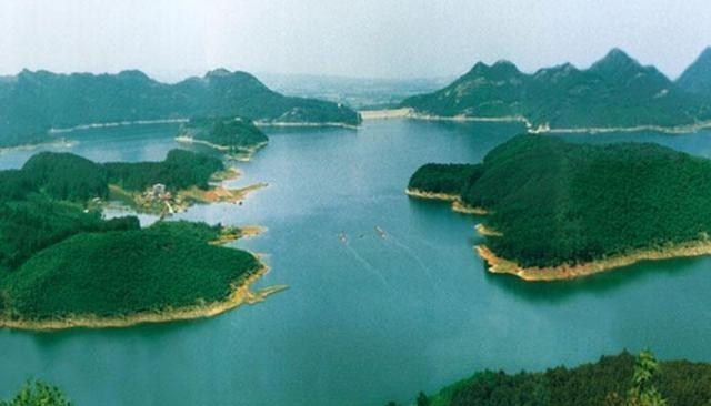 福建省 驻马店“巨无霸”人造湖，107国道贯通南北，被赞“中原漓江”