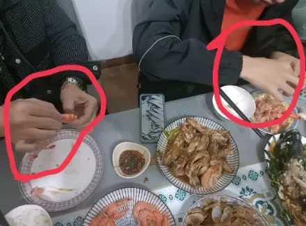 |孙海洋孙卓父子翘同款“兰花指”,网友感叹:骨子里自带强大基因