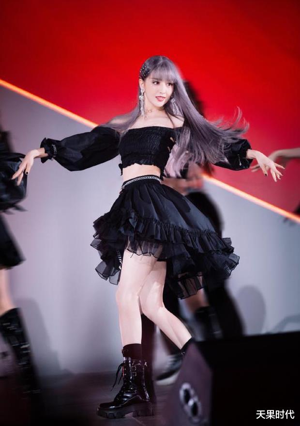 天果时代 佟丽娅“黑化”风打扮有活力，超短上衣秀腰无压力，离婚后更年轻