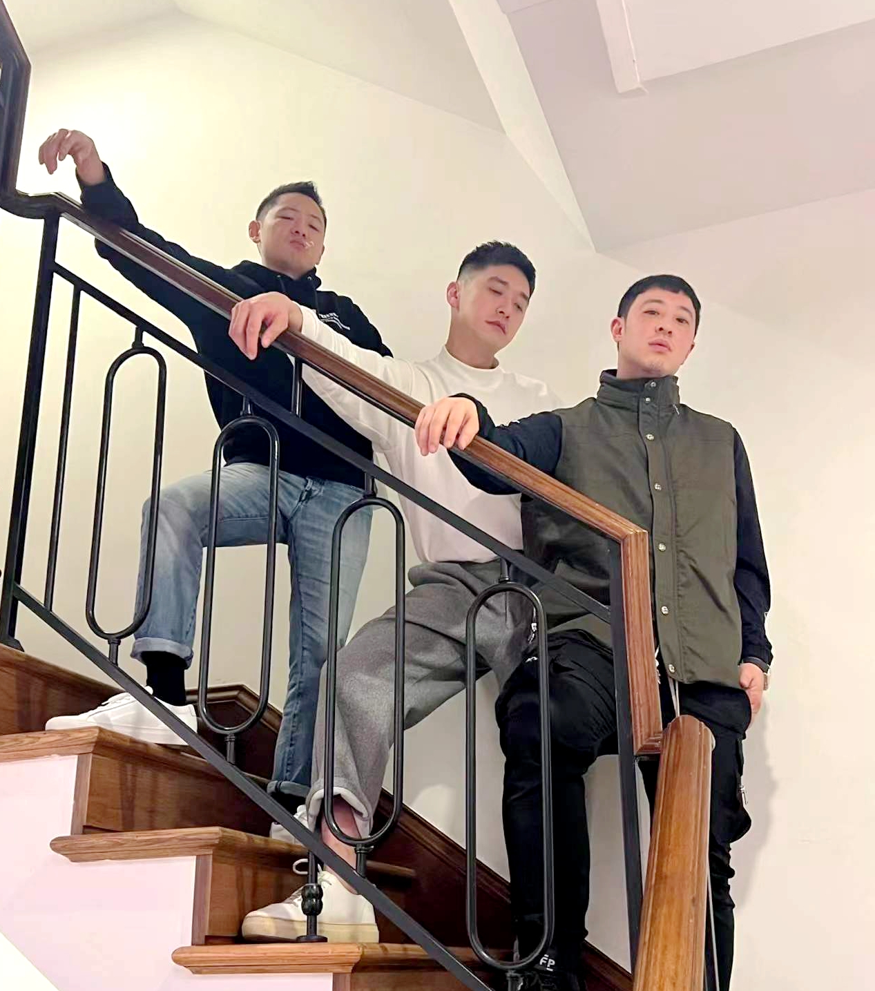 潘玮柏|潘玮柏带太太参加派对，宣云五官精致，与一众美女合照依旧抢镜