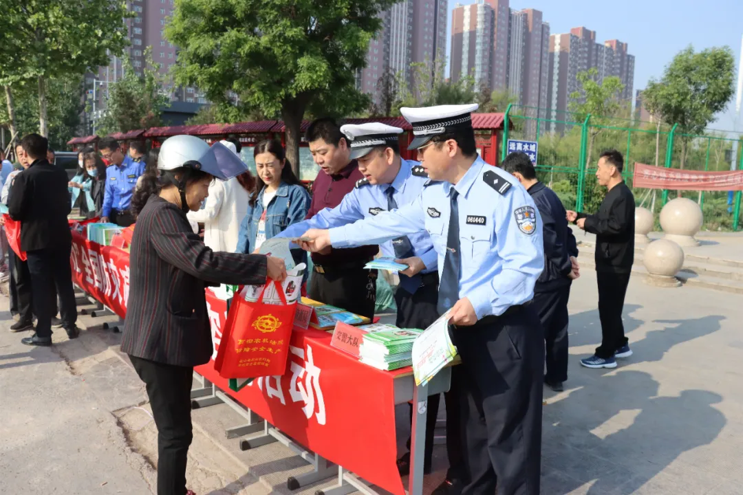 盐山交警 【一盔一带】盐山交警参加“512”全国防灾减灾日宣传活动