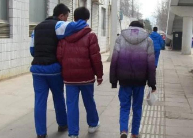 学校食堂馒头长毛?5名家长讨要说法反惹“麻烦”,你怎么看?