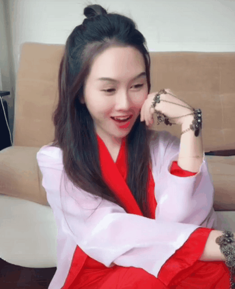 InsDaily|别嘲抖音上的那个“山寨紫薇”，她一场直播能赚10w