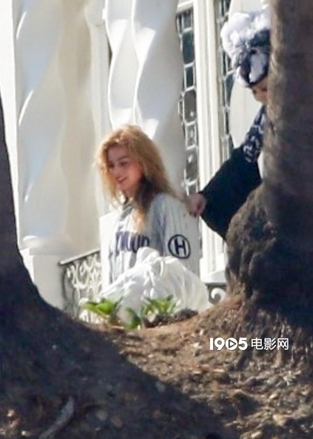 宁桓宇|“小丑女”《巴比伦》曝路透 片场玩下半身失踪