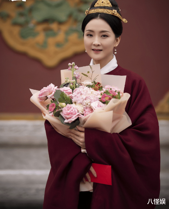 王艳|“晴格格”王艳分享近照,装扮优雅不失贵气,手上60万名表抢镜