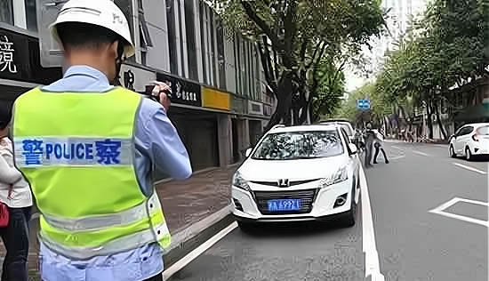 奶豆说育儿|嚣张至极！女子违停被贴罚单，破口大骂交警是“苍蝇”