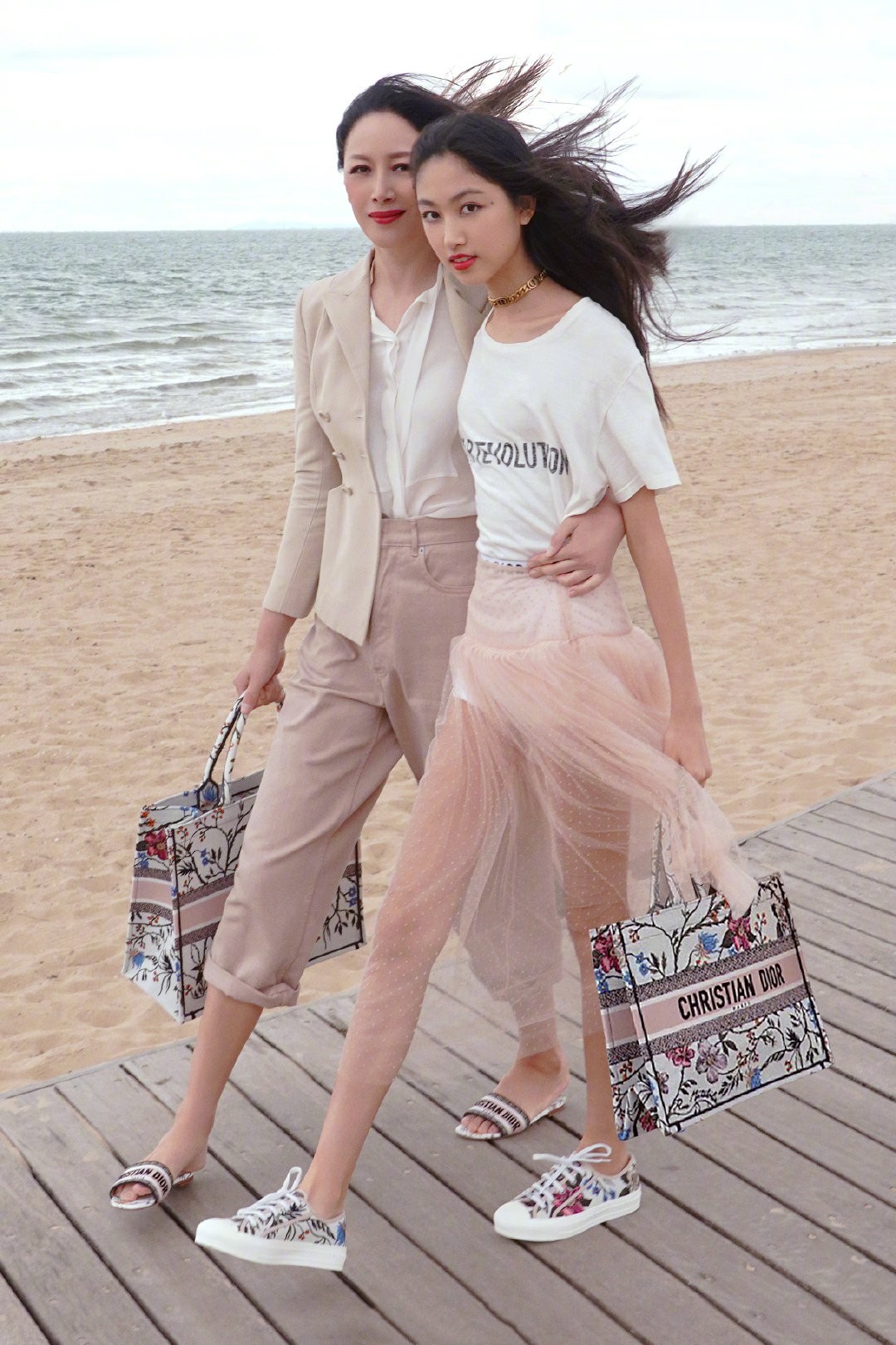 猫姐穿搭经 任达华女儿真长大了，超模般高挑身材也能驾驭少女风，虎父无犬女