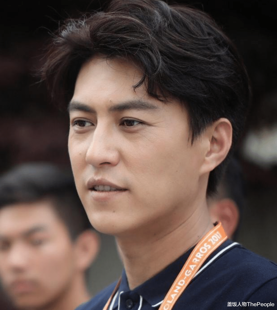 央视|央视镜头又成“卸妆水”？张若昀新剧黑了三个度，胡军皮肤像打蜡