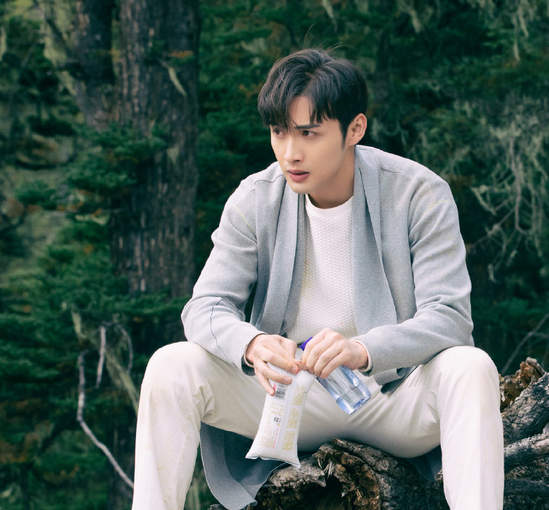 张彬彬|《司藤》火了之后,男主张彬彬素人生图被扒,网友:他是整容的?