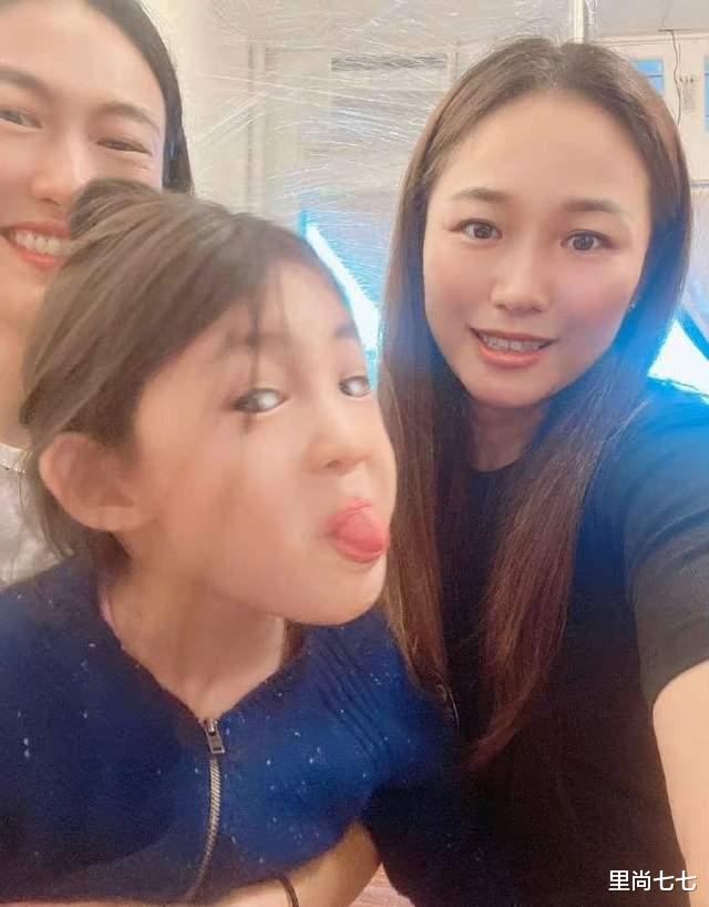 章子怡|陈冠希妻女现身聚会，4岁女儿秋裤配洞洞鞋太土味，颜值被妈拉垮